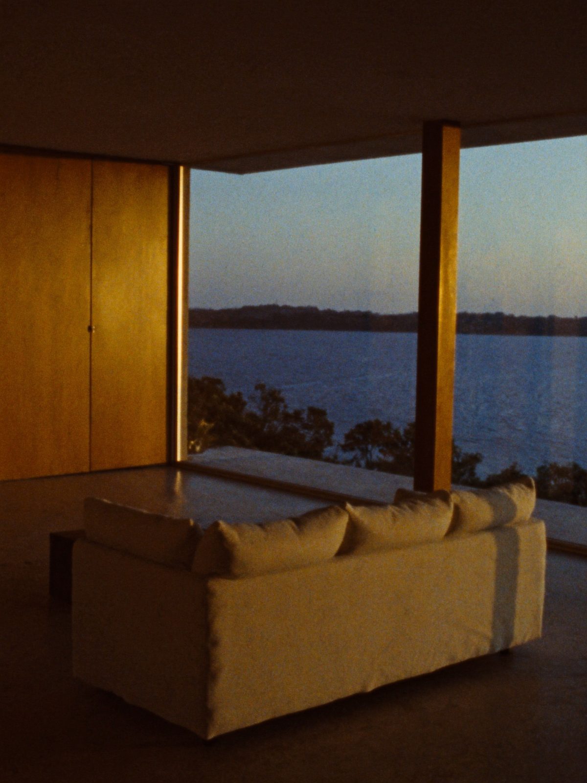 Interior aconchegante de casa de campo com vista para o lago