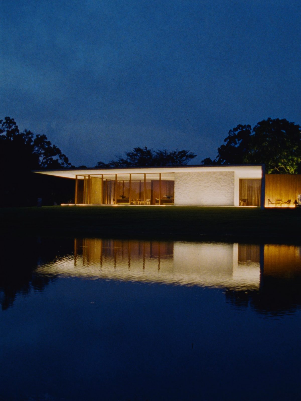 Casa contemporânea no cerrado, na Fazenda do Lago