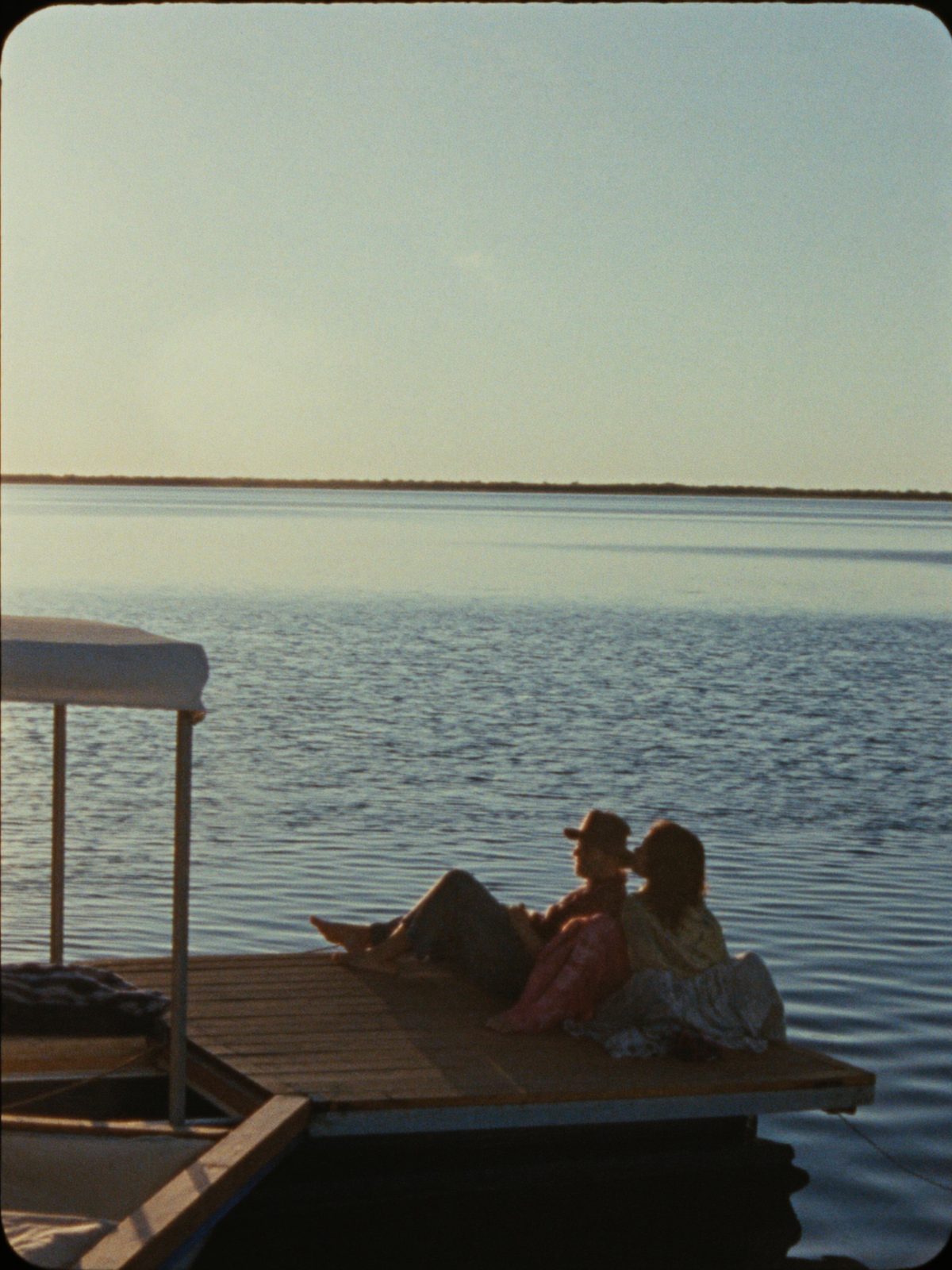 Deck sobre o Lago Corumbá IV